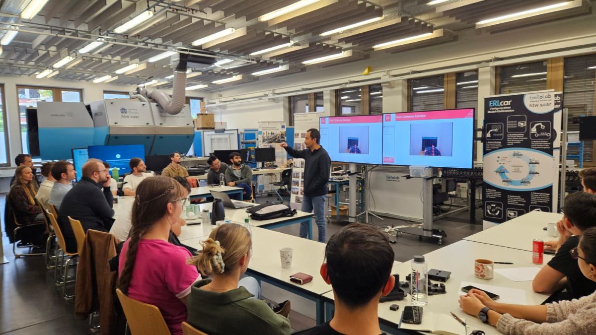 Prof. Bojorquez-Vázquez presenting his research