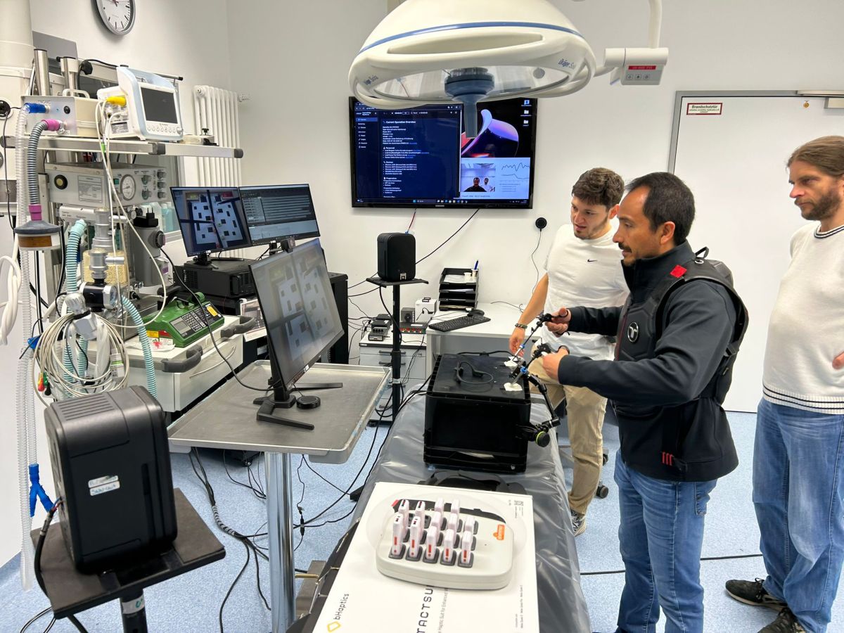 Prof. Bojorquez-Vázquez visiting the lab facilities